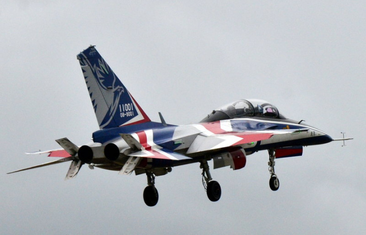 漢翔公司研發的勇鷹高教機，22日3架一起亮相在台東志航基地衝場，圖為第2架量產型勇鷹高級教練機（1102）。