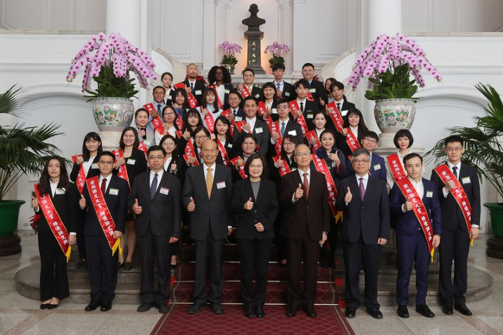 總統與2021第14屆崇越論文大賞特優及優等論文得獎博碩士生合影