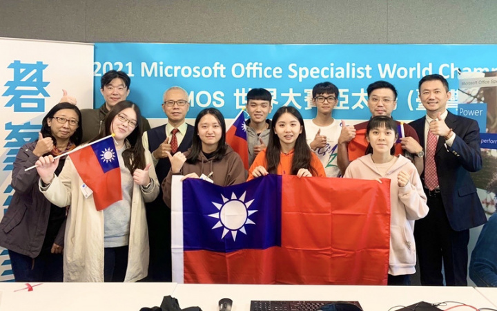 高雄高商資訊處理科3年級學生林芃佑（前左）今年代表台灣參加MOS世界盃競賽，從各國好手中脫穎而出，拿下應用能力組Microsoft Word（Office 2016）銅牌。（高雄高商提供）