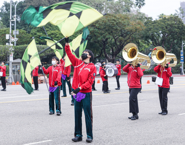 「中華民國111年元旦總統府升旗典禮」即將登場，主辦單位30日下午在府前進行彩排預演，建國中學樂旗隊也到場加緊練習走位演出。