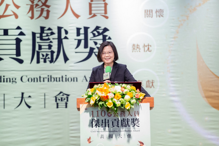 總統出席「110年公務人員傑出貢獻獎表揚大會」，並致詞