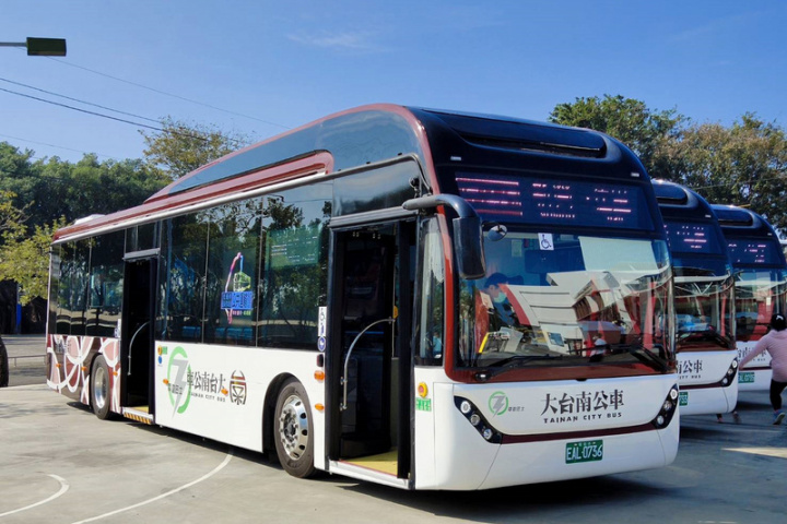 台南市政府交通局12日在佳里區舉辦大台南公車棕幹線電動公車啟航典禮，15輛全新電動巴士投入棕幹線營運。（台南市交通局提供）