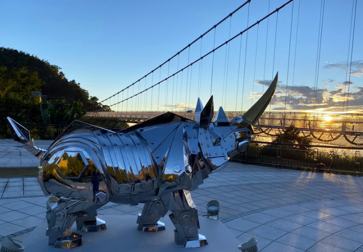 藝術家施力仁2022年元旦將在嘉義梅山太平雲梯廣場舉辦為期半年的「犀迎曙光、犀象太平」雕塑展，巨大金鋼犀牛雕像目前已布置完成。（太平雲梯遊客中心提供）