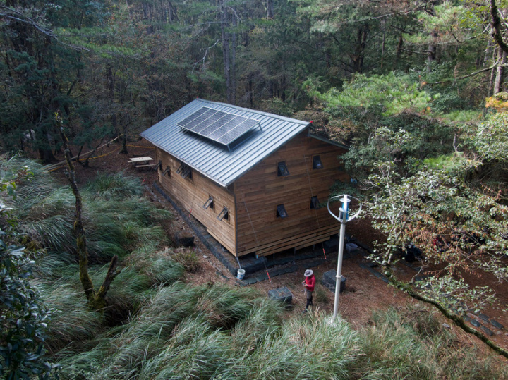 太魯閣國家公園管理處在屏風山路線上興建屏風避難山屋，民國111年1月10日起開放，屏風避難山屋位於屏風松針營地，山屋周邊腹地寬廣，營地條件良好，山屋主體為2.5層國產杉木及鍍鋅方管構造，可容納32人。（太管處提供）