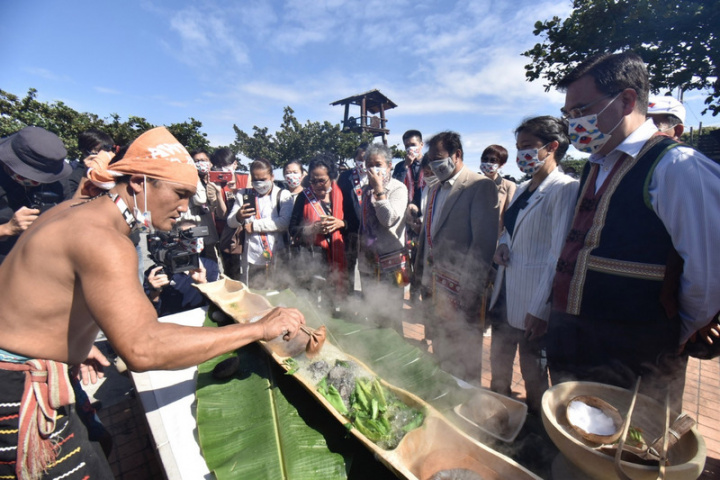 帛琉共和國前總統暨雅拉爾德州傳統領袖雷蒙傑索（前右3）5日參訪花蓮縣豐濱鄉，部落族人以傳統歌舞及料理熱情迎接