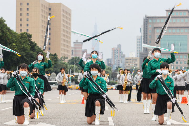 「中華民國111年元旦總統府升旗典禮」30日下午在府前彩排，北一女樂儀旗隊也到場練習，大秀拋槍美技，專注為演出做準備。