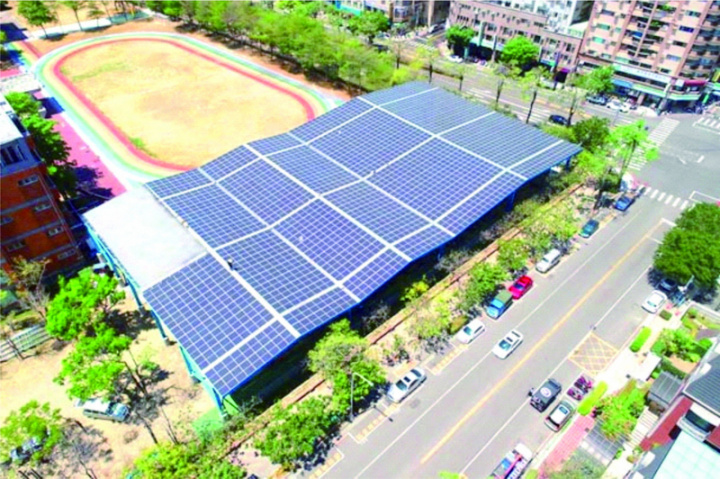 台中市政府3日在南屯區惠文國小啟用第2座太陽光電球場，打造綠能環境。（台中市政府提供）