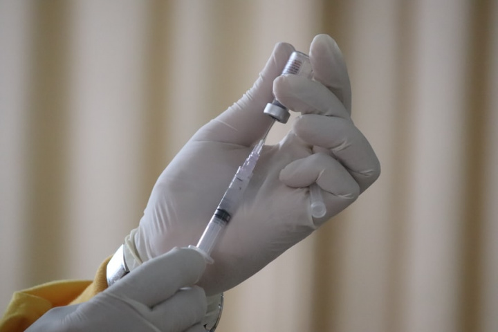 法國千萬人打滿3劑疫苗 單日新增病例仍飆破5萬