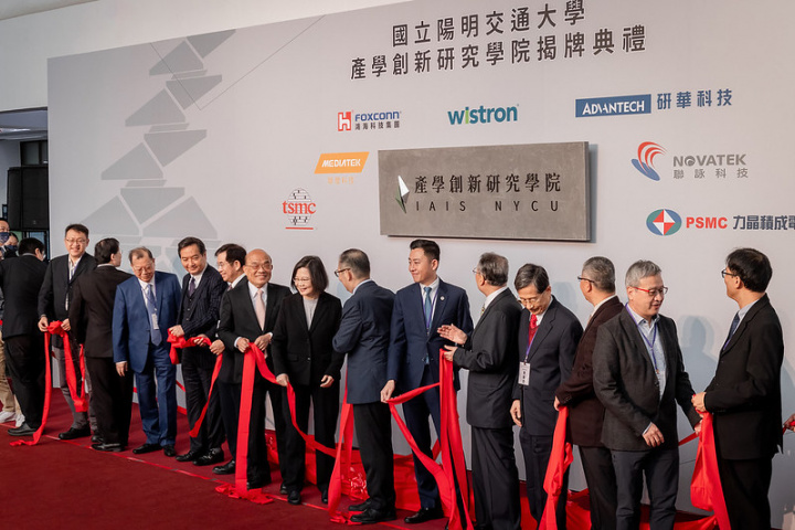 總統與現場貴賓共同進行剪綵儀式