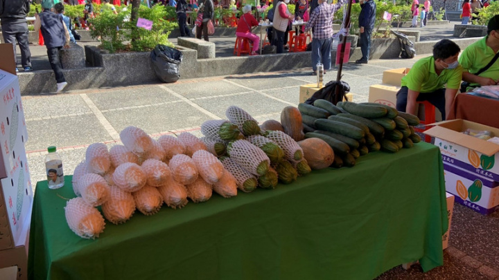 高雄市杉林區農會主辦第12屆瓜瓜節4日熱鬧登場，現場設有「瓜瓜市集」，推銷在地木瓜、南瓜、胡瓜、苦瓜等多種優質瓜果農產。（高雄市政府提供）