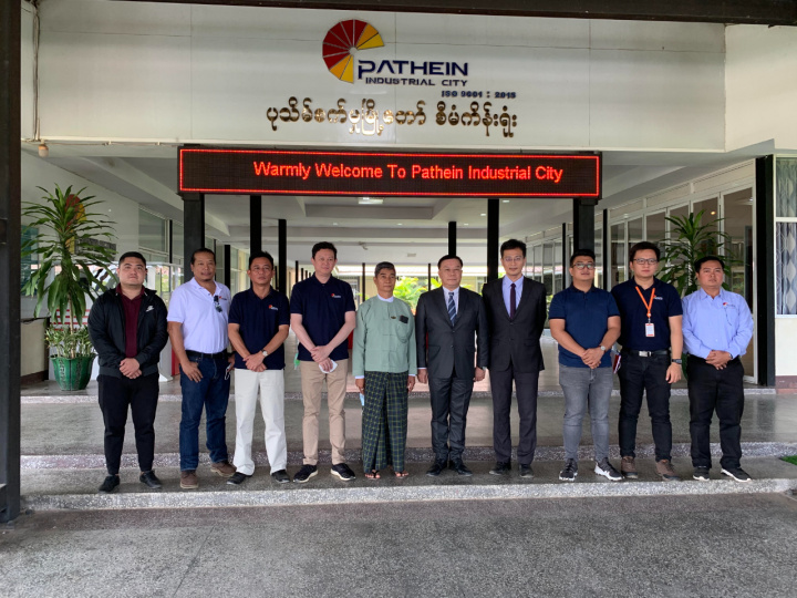 李朝成大使(右5)、DICA主任U Thet Paing(左5)、陳伯彰組長(右4)、Ayeyar Hinthar集團副總裁U Ne Ne Hlwam Moe(左4)等於勃生工業城合影