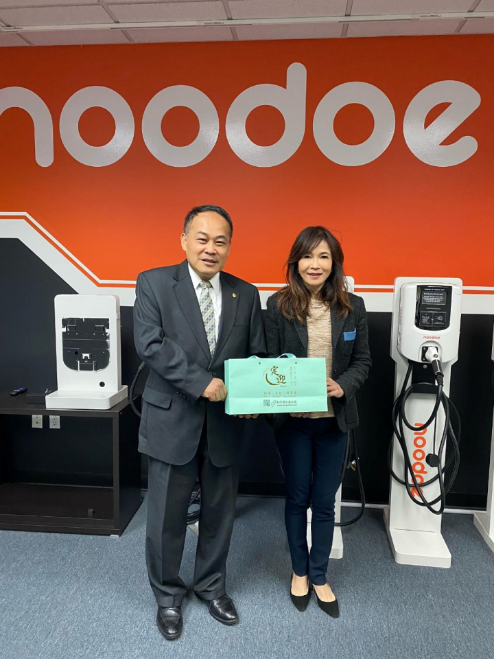 黃敏境處長(左)感謝台商張敏君執行長(右)誠摯接待參訪Noodoe EV公司
