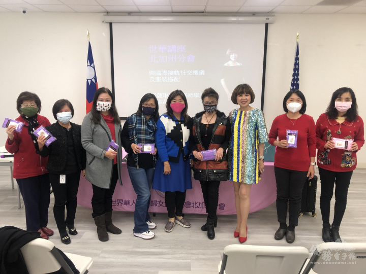 許淑晶老師贈送小禮物給觀眾