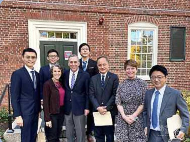 哈佛大學臺灣學生會會長蕭育舜和同學會代表一同拜會哈佛校長Lawrence Bacow