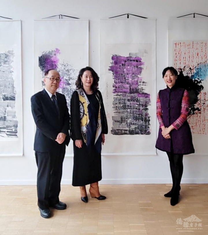 林科揚,林婉叡, 劉慧姣在「內蘊外逸」個展合影