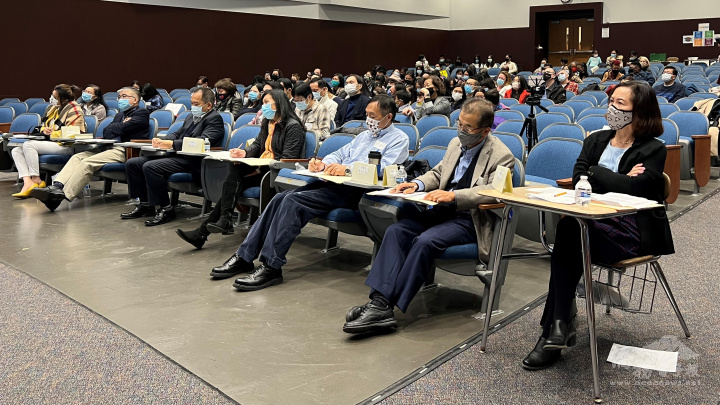 中美文化協會五校校際演講比賽，競爭激烈，難為評審：（前排左起）林美華、施養育、陳至偉、陳美筑、陳永承、楊俊傑、歐瑪麗。（孫影真攝影）