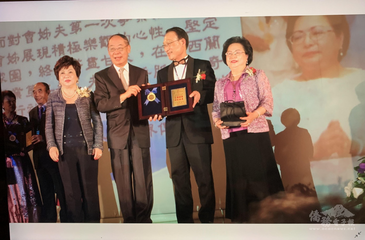 2013年榮獲世界華人工商模範夫妻牽手獎
