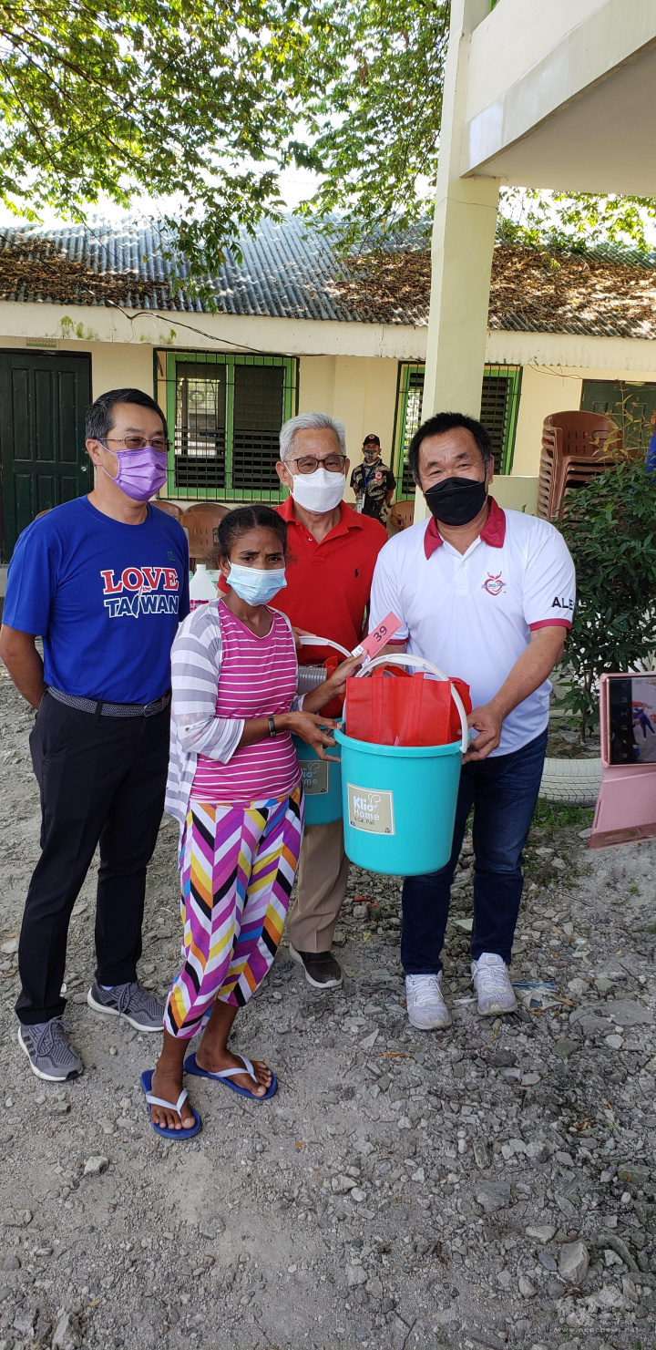 丁金煌(右)、徐佩勇(中)及李思翰(左)協助聖誕物資發放工作