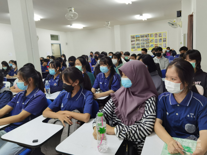 泰北華雲學校師生專心聆聽