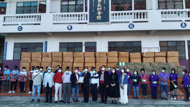 曼谷雲南同鄉總會理事長板有竹一行捐助泰北光復高中棉被口罩賓主合影