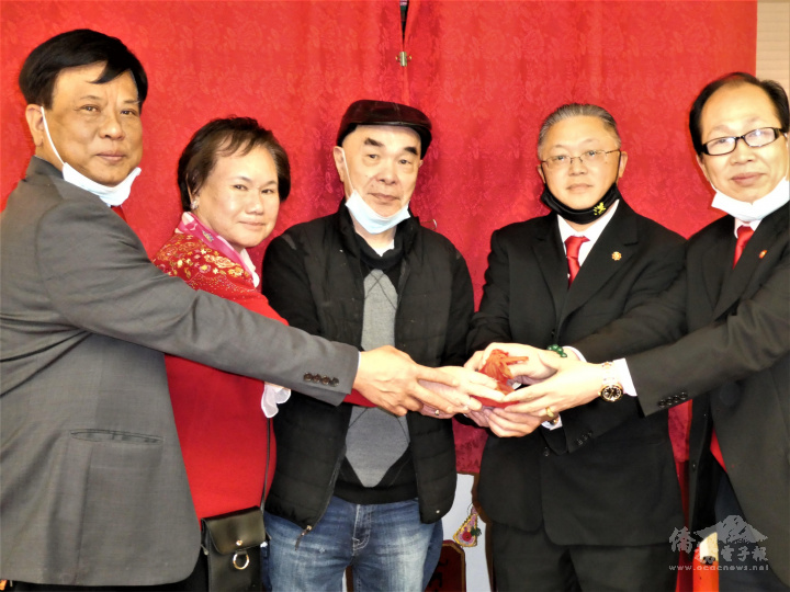 洪門致公堂監堂阮振強(左起)，新任總理余麗媖，元老伍伯和監交印信，湯偉立，梅少華出任新屆主席。(周菊子攝)