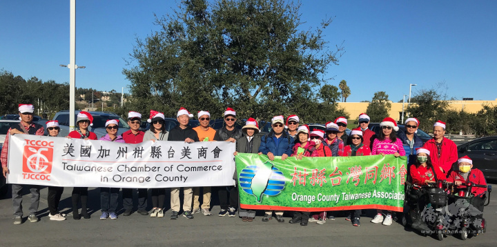 柑縣臺灣同鄉會及柑縣臺美商會號召近40位臺灣鄉親組成「Team Taiwan」遊行隊伍，第二度參加逾30年歷史的拉古納尼格聖誕節遊行。圖左七為橙僑中心主任蔣翼鵬、左八為柑縣臺灣同鄉會會長黃而明