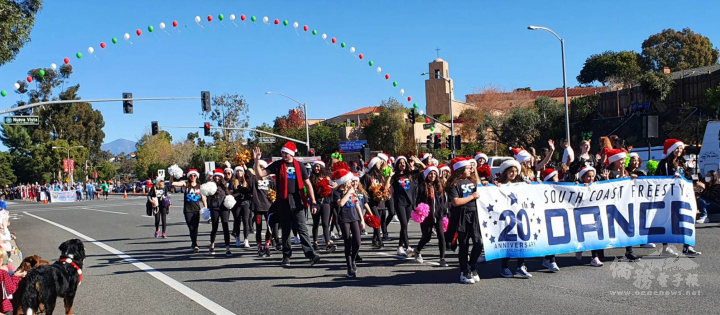 加州橙縣拉古納尼格市一年一度的聖誕節遊行，去(2020)年因COVID-19疫情停辦，今年由於大多數南加州居民均已接種2劑疫苗，2021年拉古納尼格聖誕節遊行於12月11日盛大舉行，有100多支隊伍參加。
