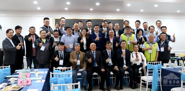 海防會議場地參加人員合影