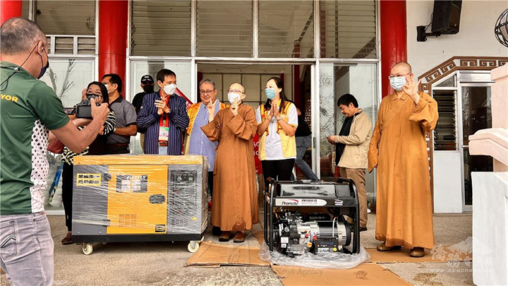 妙淨法師〈中〉等人移交4臺大型發電機予宿霧市長拉瑪 〈左3〉