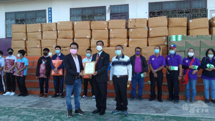 魯金良（右1）和顏協清（右2）向板有竹致贈感謝狀