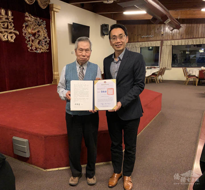 蘇上傑(右)頒發僑務榮譽職聘書