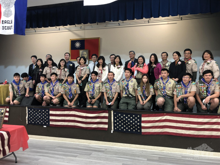 鷹級童軍及家長合影。