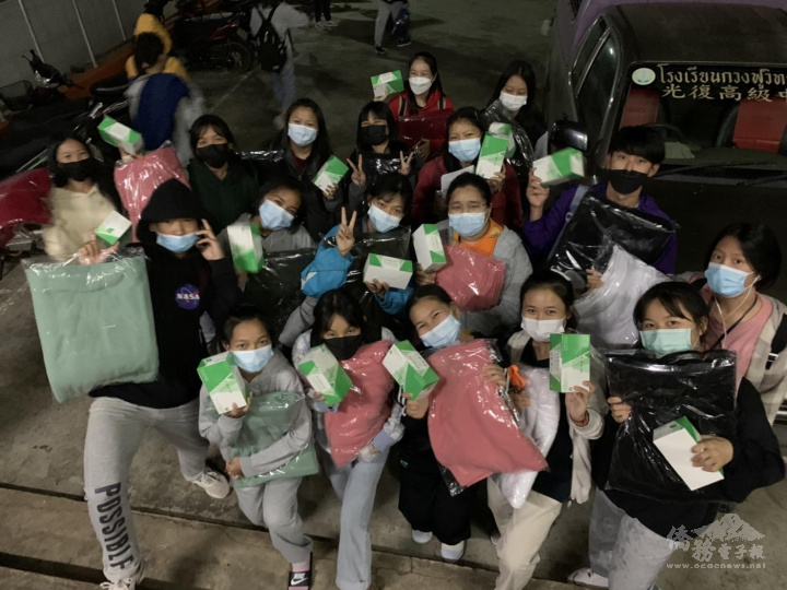 學生領到愛心棉被口罩開心情景