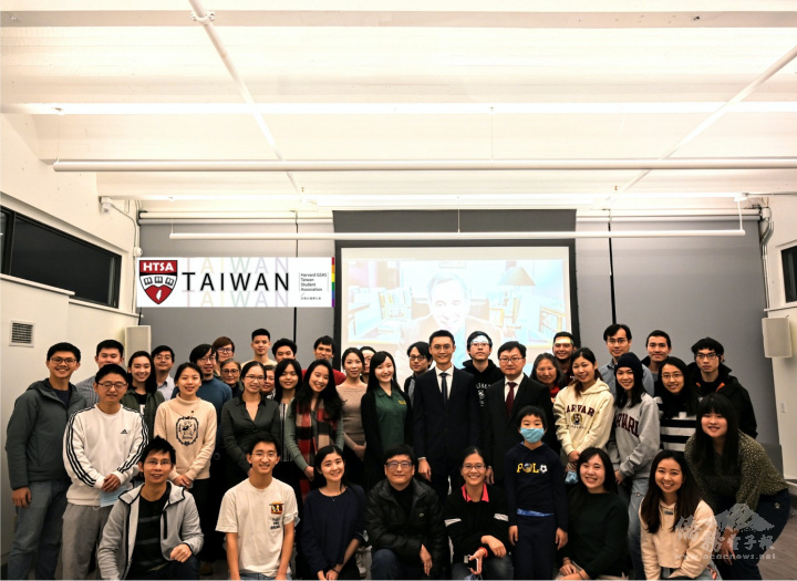 哈佛臺灣學生會歲末聚會，駐處科技組組長謝水龍，波士頓文教中心主任潘昭榮出席同樂