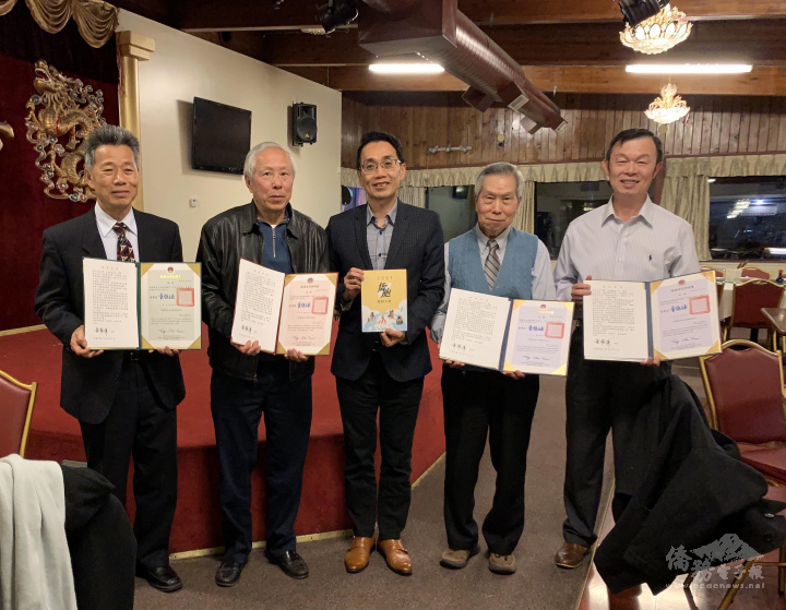 獲聘僑務榮譽職人員合影