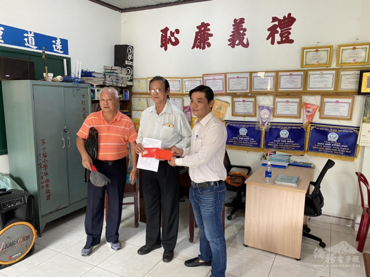 越南青商會捐贈時立華語學校，由校長代表接受