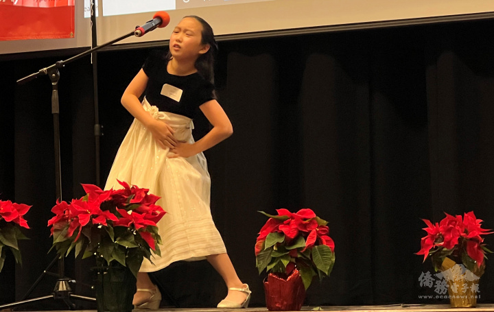 中美文化協會五校校際演講比賽，參賽者講詞幽默風趣，肢體語言豐富。（孫影真攝影）