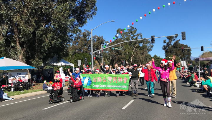 今年「Team Taiwan」成員以聖誕裝扮亮相，搭配遊行隊伍前導的亮麗大隊旗，十分吸引觀眾注目