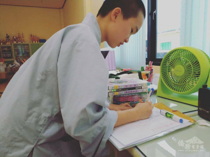 疫情線上上課期間，印智小師父會自主借閱中文學校圖書館的書籍，尤其喜愛臺灣愛心人士捐贈的世界名著系列，保持閱讀中文的好習慣