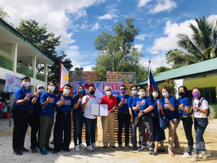 徐佩勇(左7)頒發僑務委員會感謝狀予菲律賓臺商總會，並由黃雅惠(左5)、丁金煌(左6)等人代表接受