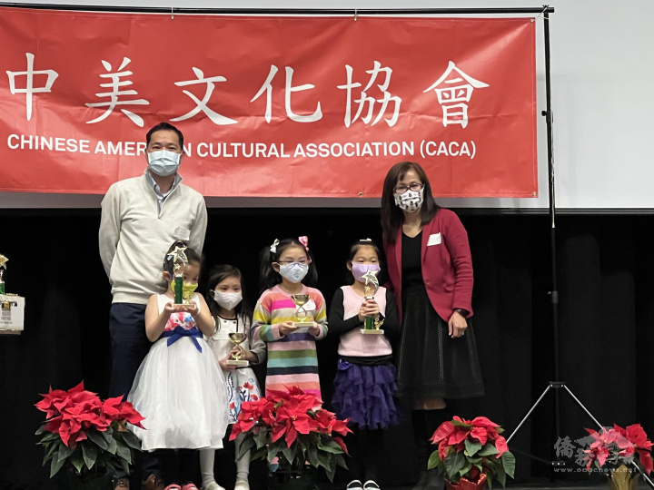 中美文化協會五校校際演講比賽頒獎典禮，邀請紐約文教中心主任陳永豐（左一）頒獎。（孫影真攝影）