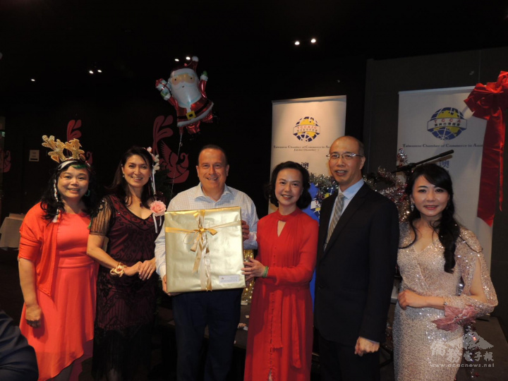 晚會安排安排禮品抽獎，由澳洲來賓獲獎