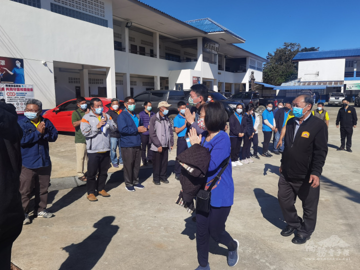 王紹章、楊成孝等華校代表列隊歡迎林啟驊與郭修敏