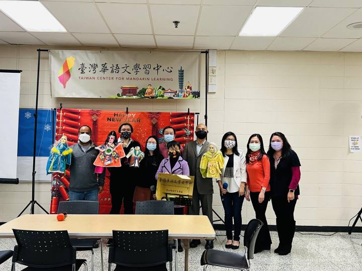普林斯頓中文學校臺灣華語文學習中心用布袋戲演出，展現學習成果