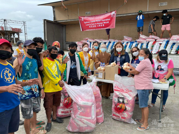 菲律賓佛光人在麥克坦島舉辦第7波「風災送暖 人間有愛」賑災活動