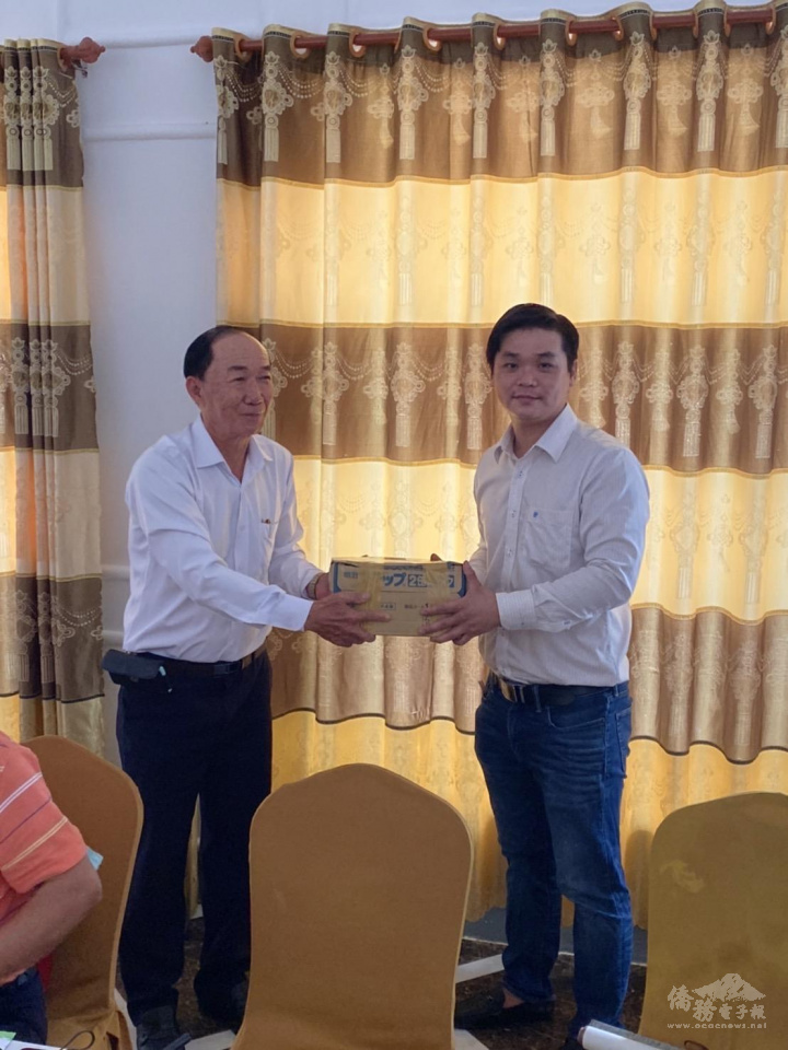 越南青商捐贈華語學校，由校長代表接受