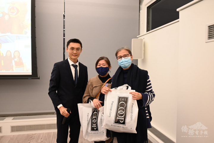 哈佛臺灣學生會現任會長蕭育舜感謝甯靜佳、蕭蕙菁熱心支持，烹煮美味蔬食、蛋糕