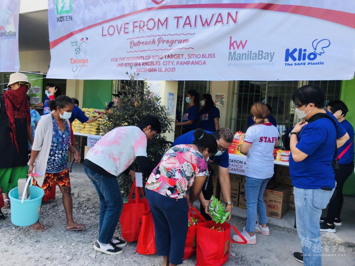 義工們依照村莊幹部所先前提供的名單，發放聖誕物資給每一位村民