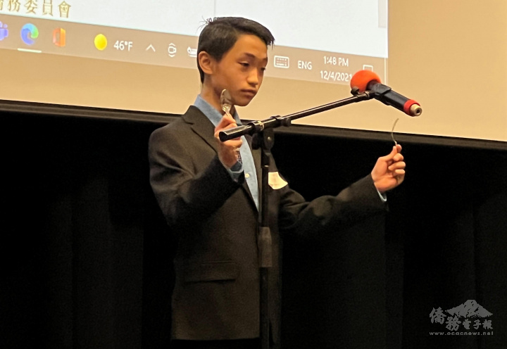 圖1994中美文化協會五校校際演講比賽，參賽者刀叉上陣，實例解說。（孫影真攝影）