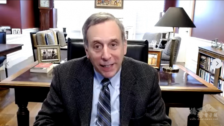 哈佛大學校長Lawrence Bacow親自錄影，祝哈佛臺灣同學新的一年快樂，提醒同學善用在哈佛的時間，將來持續和學校互動